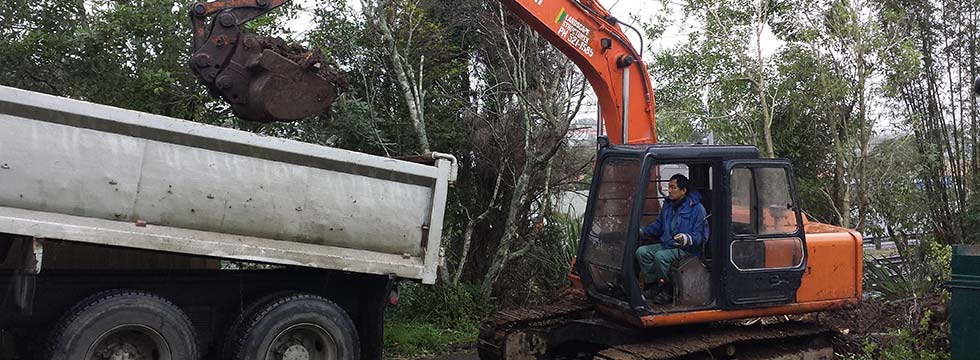 Earthmoving-contractors-loading-truck-in-central-Auckland Earthmoving-contractors-loading-truck-in-central-Auckland